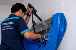 Teknisi teknisita.id sedang mencuci unit AC split di rumah pelanggan Makassar