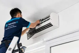 Proses cuci berat AC oleh teknisi teknisita.id menggunakan steam bertekanan tinggi