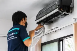 Teknisi teknisita.id menangani servis berat AC dengan penggantian komponen